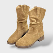 Botas de Media Caña de Antelina con Tacón Grueso Estilo Cowboy, Tacones, vista frontal | Moda Acosta