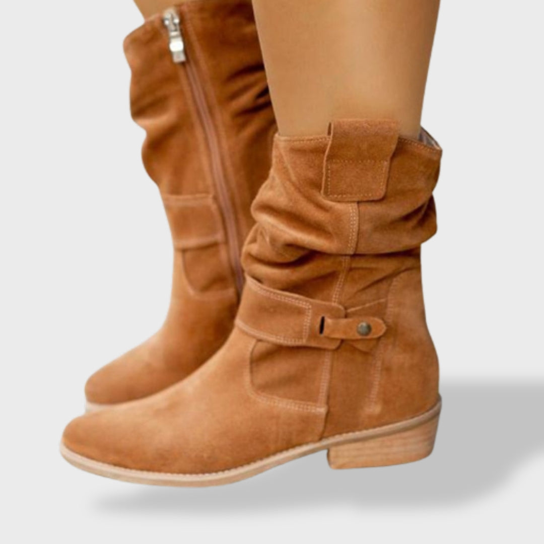 Lucía| Botines de Ante con Punta Redonda y Cremallera para Mujer, botas de moda, vista frontal | Moda Acosta