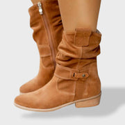 Lucía| Botines de Ante con Punta Redonda y Cremallera para Mujer, botas de moda, vista frontal | Moda Acosta