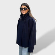 Elise | Cazadora corta de lujo, abrigo de invierno, primer plano | Moda Acosta