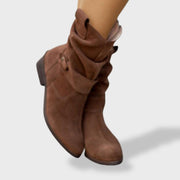 Lucía| Botines de Ante con Punta Redonda y Cremallera para Mujer, botas de moda, vista lateral | Moda Acosta
