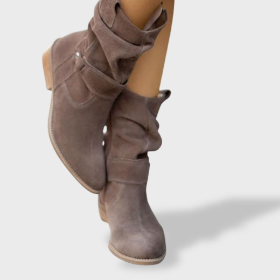 Lucía| Botines de Ante con Punta Redonda y Cremallera para Mujer, botas de moda, detalle de tela | Moda Acosta