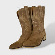 Botas Vaqueras Mujer Bordadas de Piel, botas de moda, vista frontal | Moda Acosta