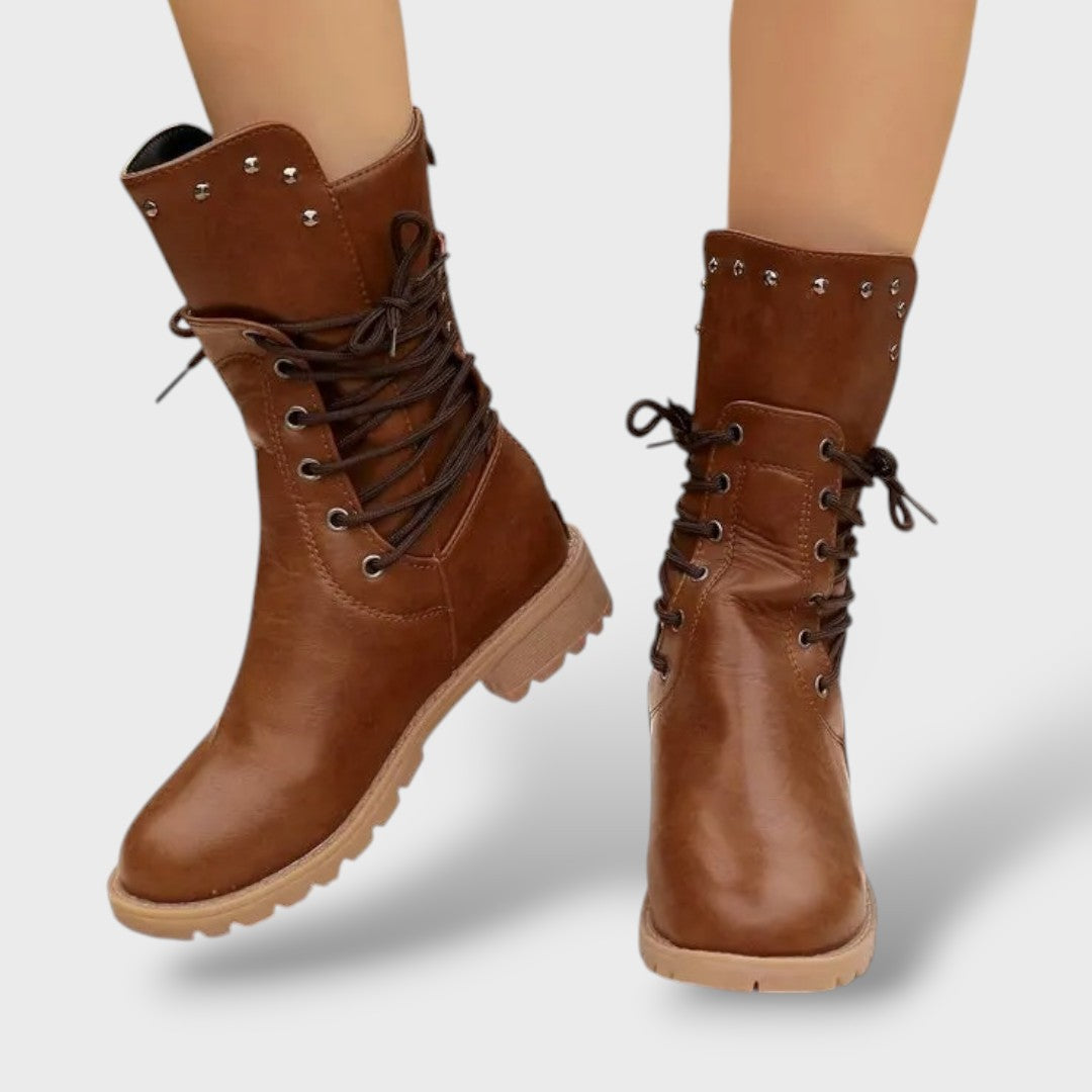 Botas de Media Caña con Cordones y Detalles de Tachuelas, botas de moda, vista frontal | Moda Acosta