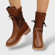 Botas de Media Caña con Cordones y Detalles de Tachuelas, botas de moda, vista frontal | Moda Acosta