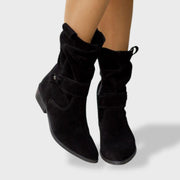 Lucía| Botines de Ante con Punta Redonda y Cremallera para Mujer, botas de moda, vista trasera | Moda Acosta