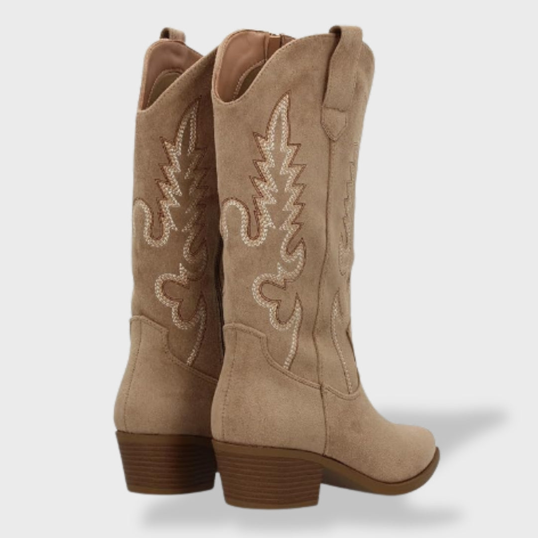 Sofía | Botas cowboy de mujer con bordado y tacón bajo, Tacones, primer plano | Moda Acosta