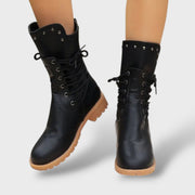 Botas de Media Caña con Cordones y Detalles de Tachuelas, botas de moda, vista lateral | Moda Acosta