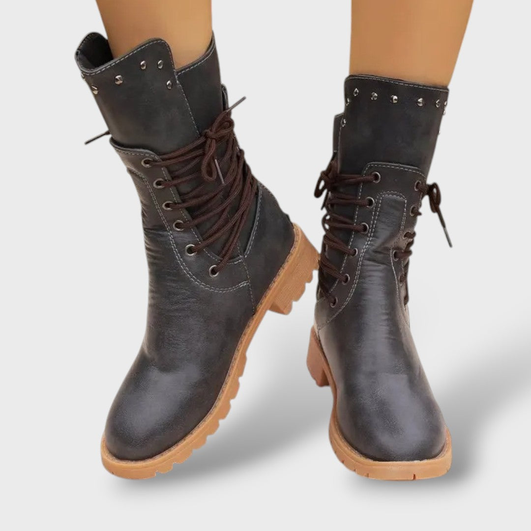 Botas de Media Caña con Cordones y Detalles de Tachuelas, botas de moda, detalle de tela | Moda Acosta