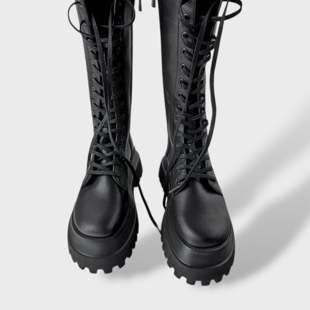 Botas Altas Mujer Negras con Cordones y Suela Track, botas de moda, vista frontal | Moda Acosta