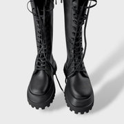 Botas Altas Mujer Negras con Cordones y Suela Track, botas de moda, vista frontal | Moda Acosta