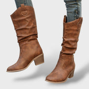 Botas Altas de Cuero Estilo Western para Mujer – Diseño Plisado con Tacón Grueso, Tacones, vista frontal | Moda Acosta