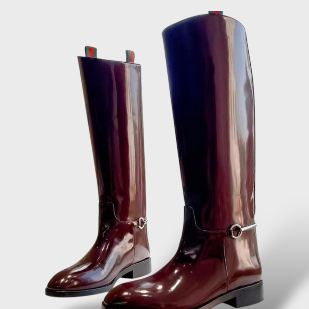 Botas Largas de Charol con Tacón Bajo – Estilo Moderno y Cómodo, Tacones, vista frontal | Moda Acosta