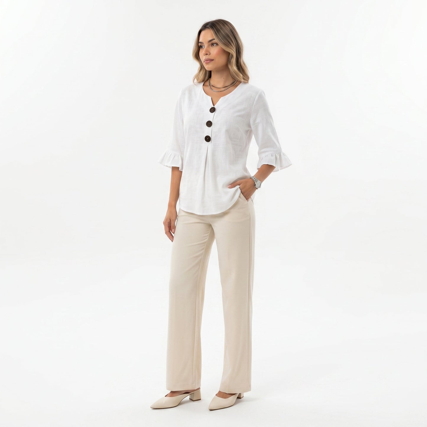 Blusa Sofía de algodón-lino lisa con botones de madera y volantes