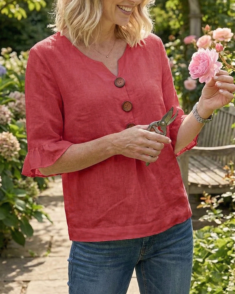 Blusa Sofía de algodón-lino lisa con botones de madera y volantes, blusa elegante, primer plano | Moda Acosta