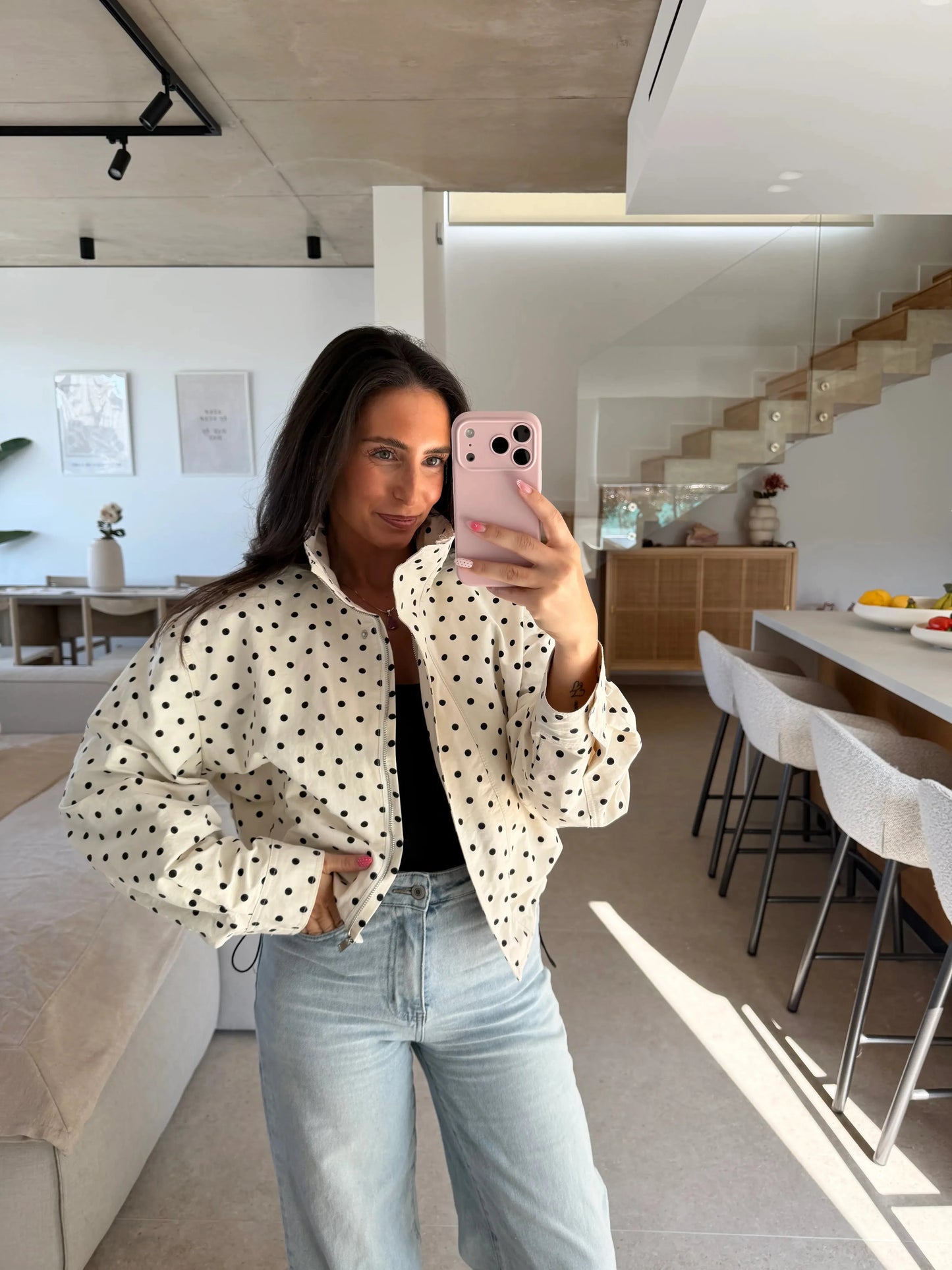 Cropped Jacke – Weiß mit schwarzen Punkten