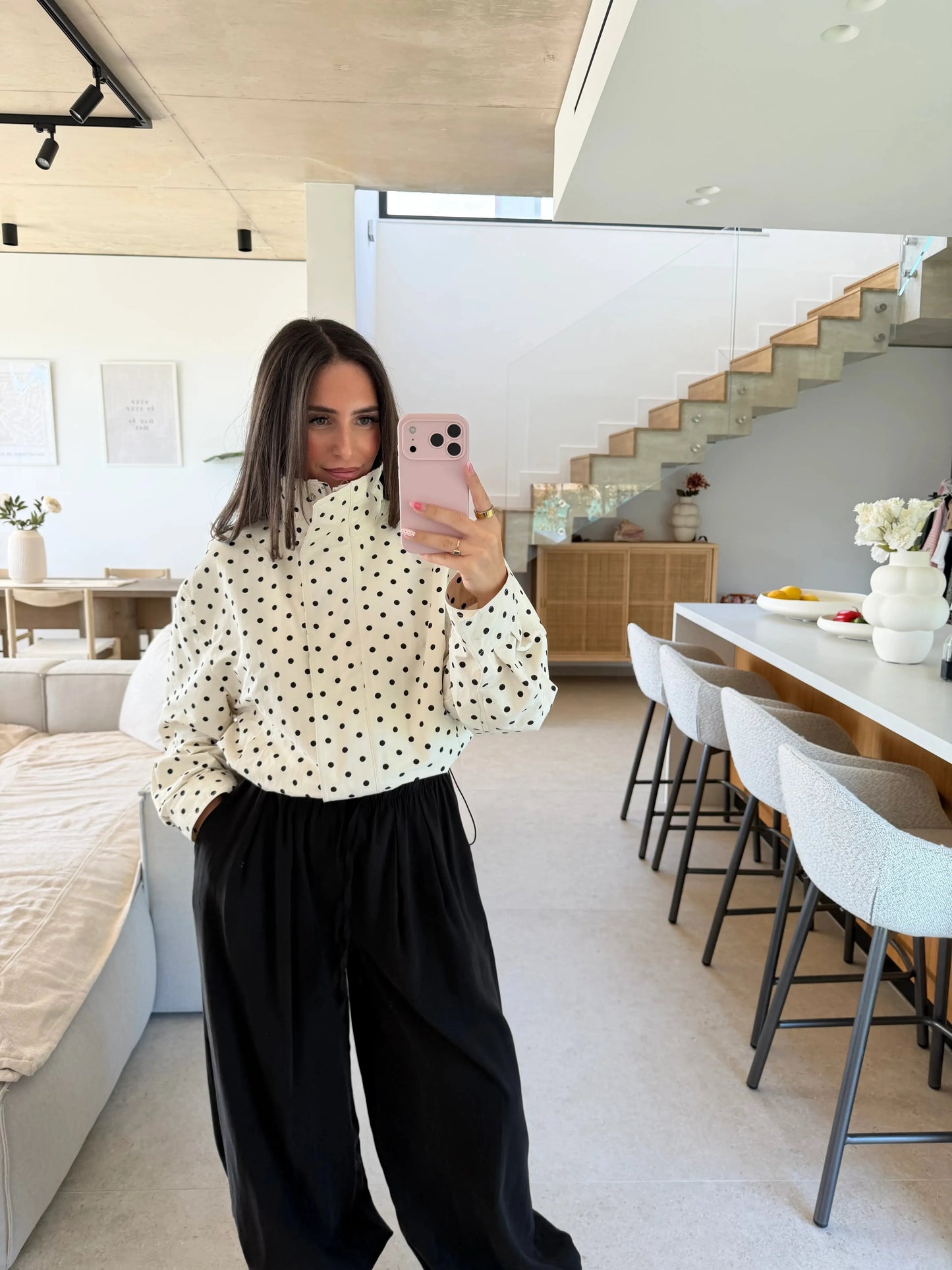 Cropped Jacke – Weiß mit schwarzen Punkten