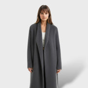 Abrigo Largo de Cachemira Luxe para Damas, abrigo de invierno, detalle de tela | Moda Acosta