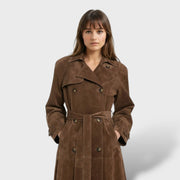 Trench coat clásico de ante para mujeres, abrigo de invierno, vista frontal | Moda Acosta