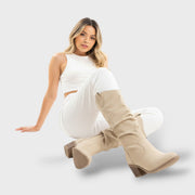 Botas Altas de Cuero Estilo Western para Mujer – Diseño Plisado con Tacón Grueso, Tacones, primer plano | Moda Acosta