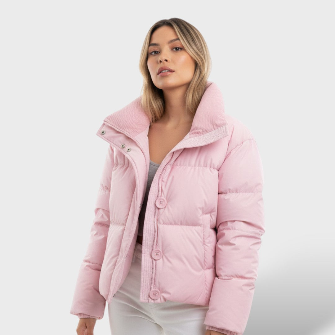 Chaqueta Corta Acolchada con Cuello Alto y Relleno de Plumón, abrigo de invierno, detalle de tela | Moda Acosta