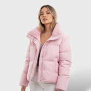 Chaqueta Corta Acolchada con Cuello Alto y Relleno de Plumón, abrigo de invierno, detalle de tela | Moda Acosta