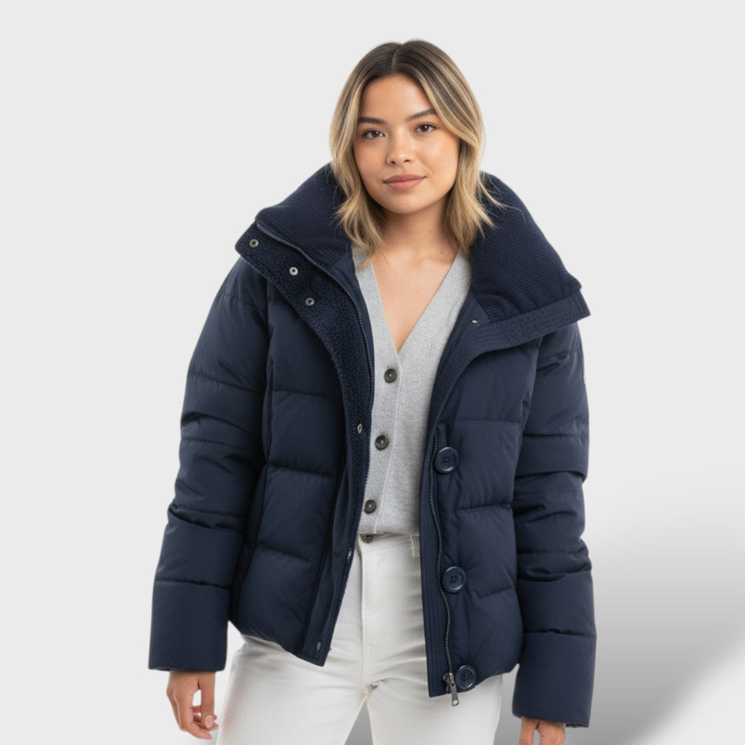 Chaqueta Corta Acolchada con Cuello Alto y Relleno de Plumón, abrigo de invierno, vista frontal | Moda Acosta