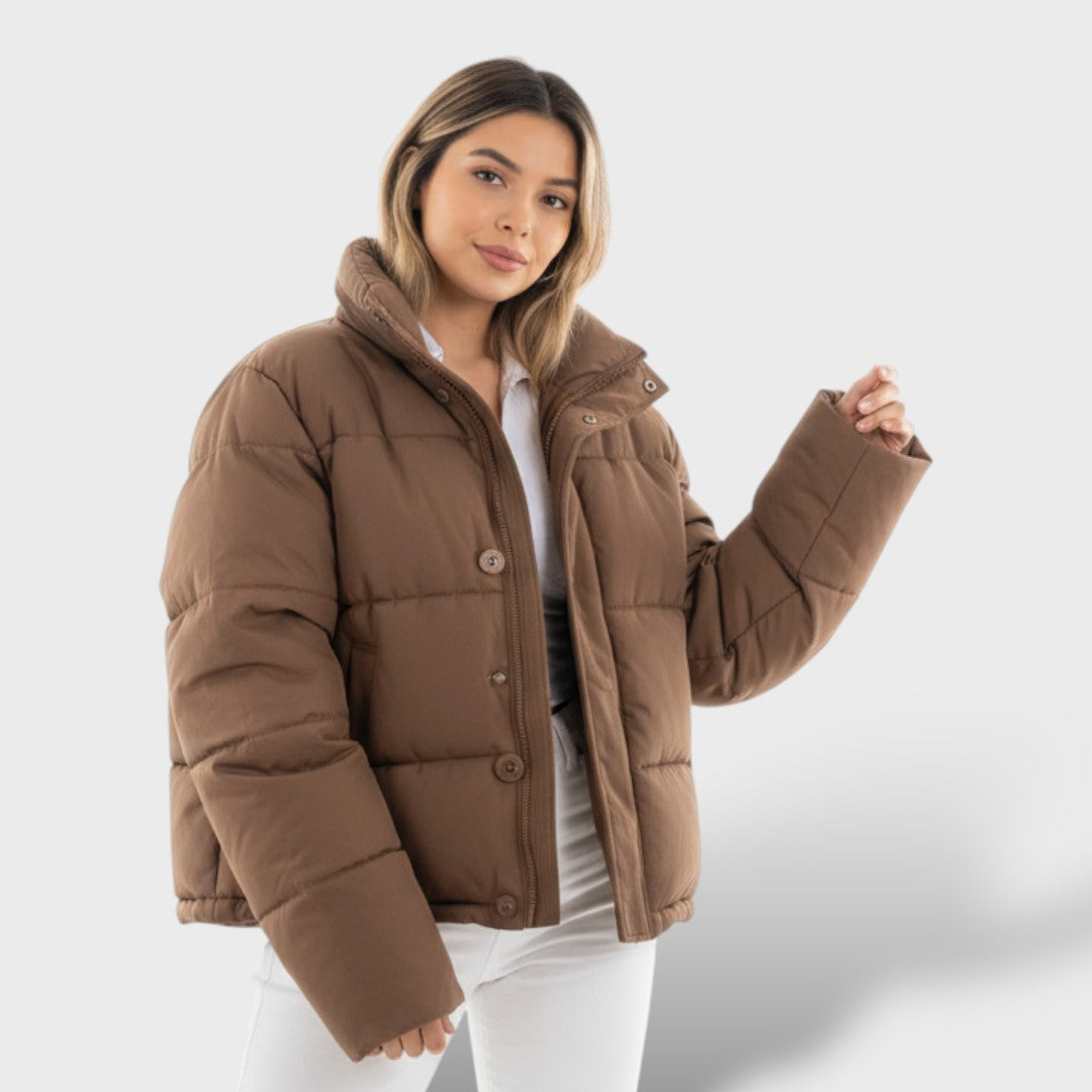 Chaqueta Corta Acolchada con Cuello Alto y Relleno de Plumón, abrigo de invierno, vista lateral | Moda Acosta