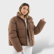 Chaqueta Corta Acolchada con Cuello Alto y Relleno de Plumón, abrigo de invierno, vista lateral | Moda Acosta