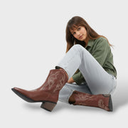 Botas retro bordadas con tacón ancho, Tacones, vista lateral | Moda Acosta