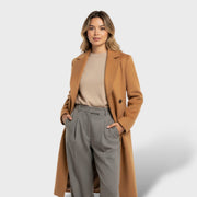 Abrigo elegante de lana con doble botonadura, abrigo de invierno, detalle de tela | Moda Acosta