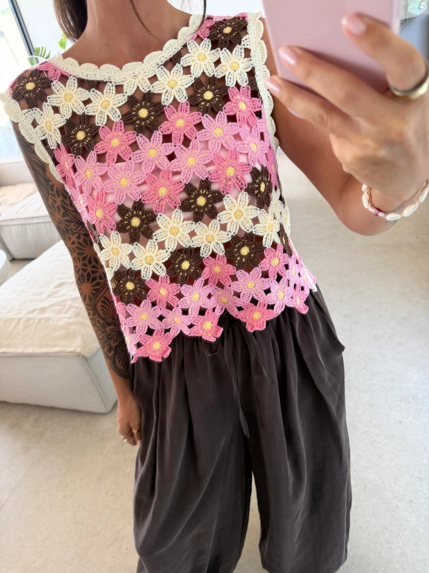 Häkel-Top mit Blumenmuster – Weiß/ Pink