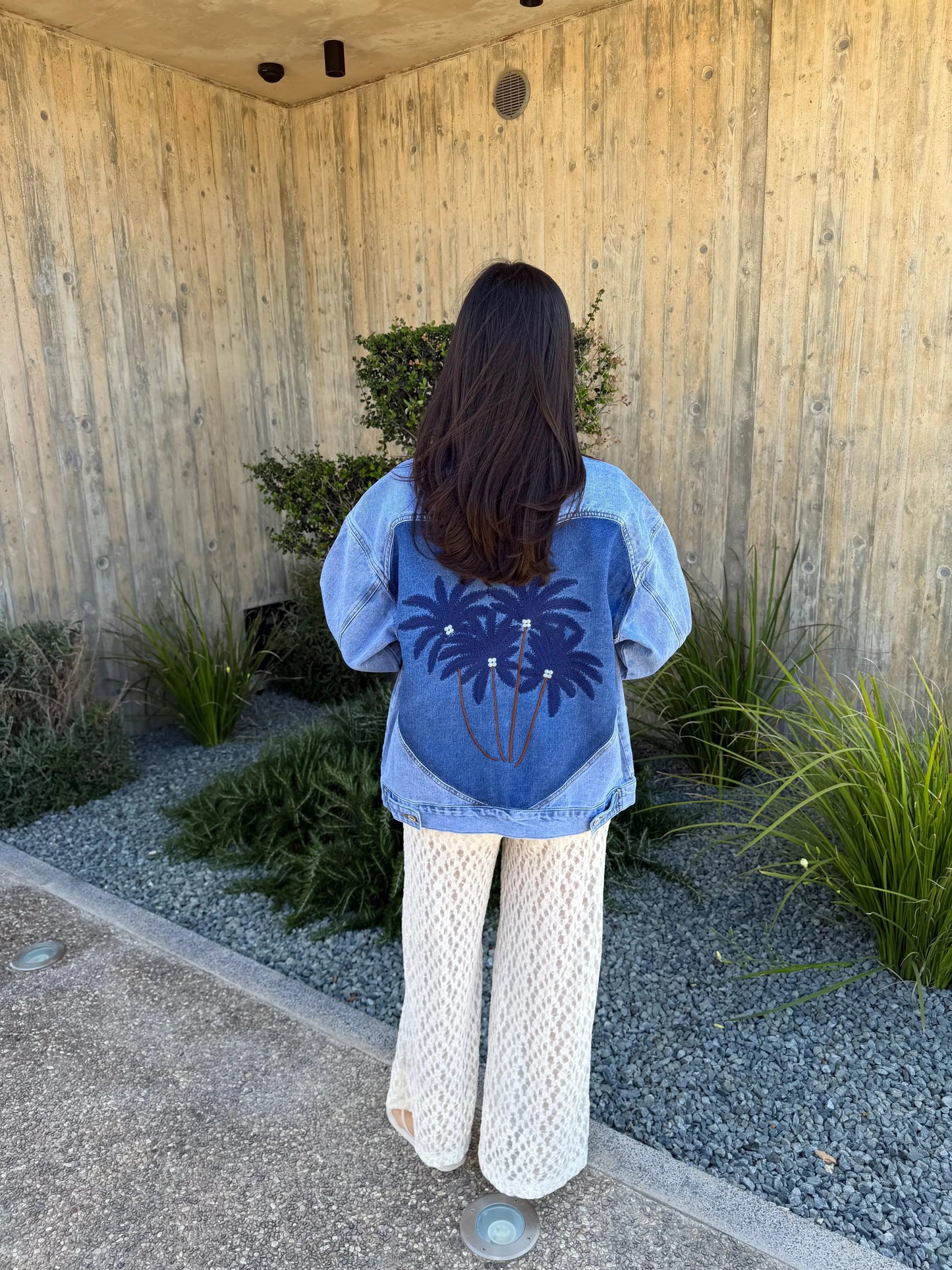 Jeansjacke mit Palmenprint – Blau