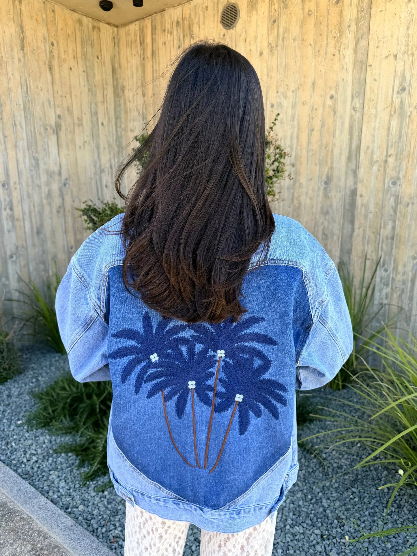 Jeansjacke mit Palmenprint – Blau