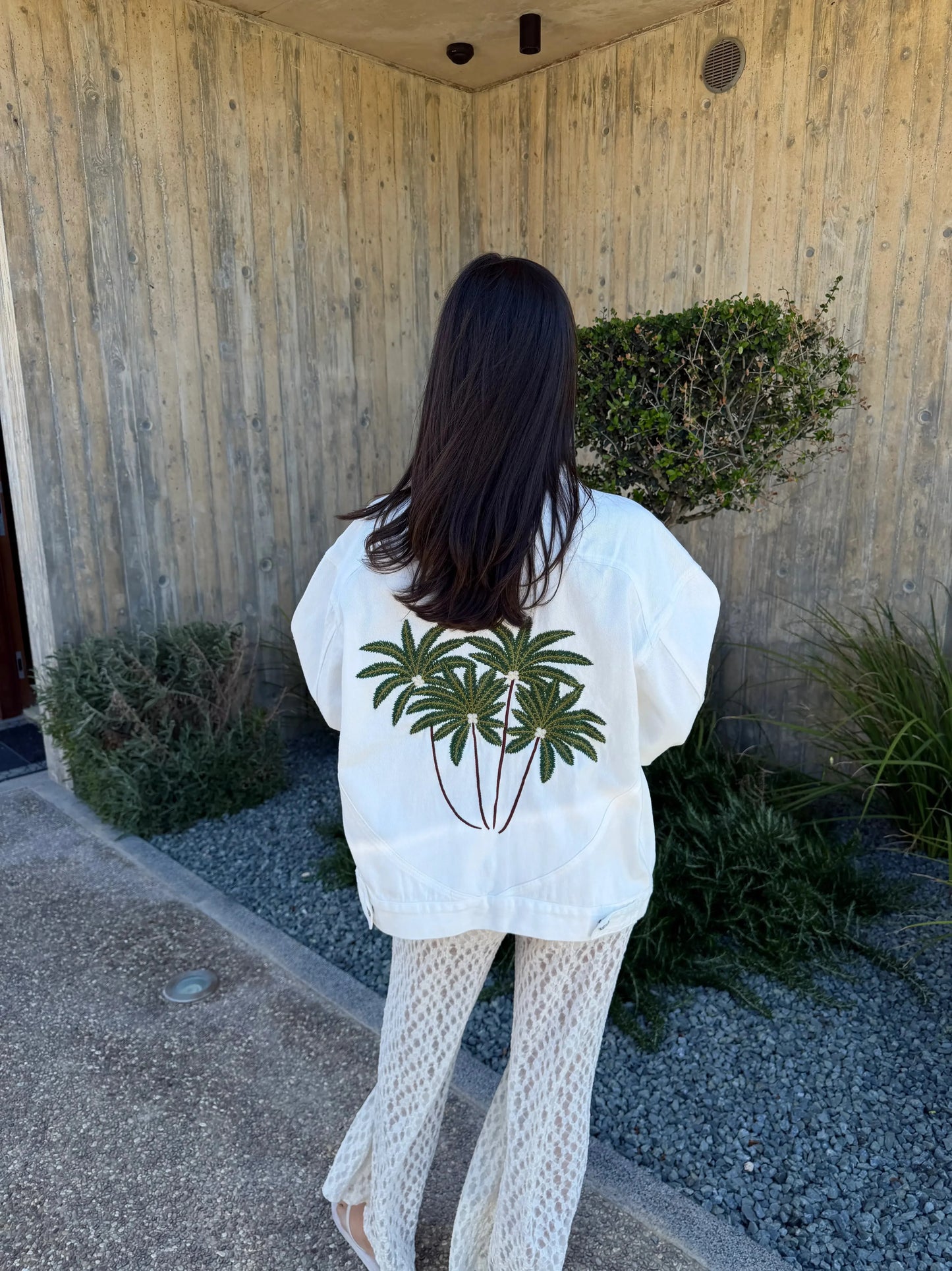 Jeansjacke mit Palmenprint – Weiß