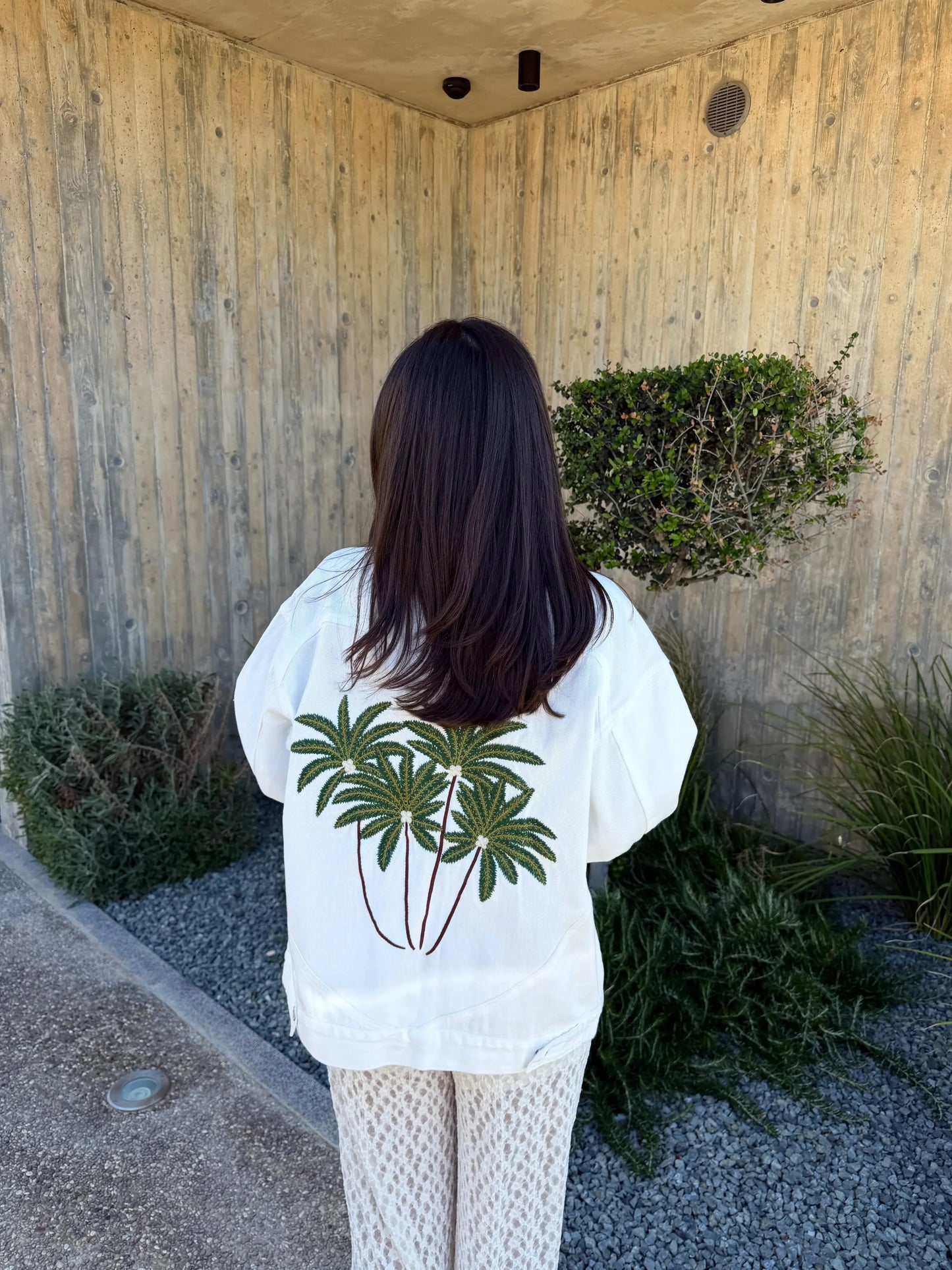 Jeansjacke mit Palmenprint – Weiß