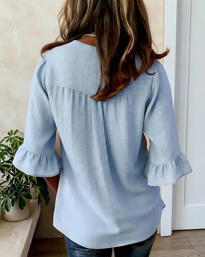Blusa Sofía de algodón-lino lisa con botones de madera y volantes
