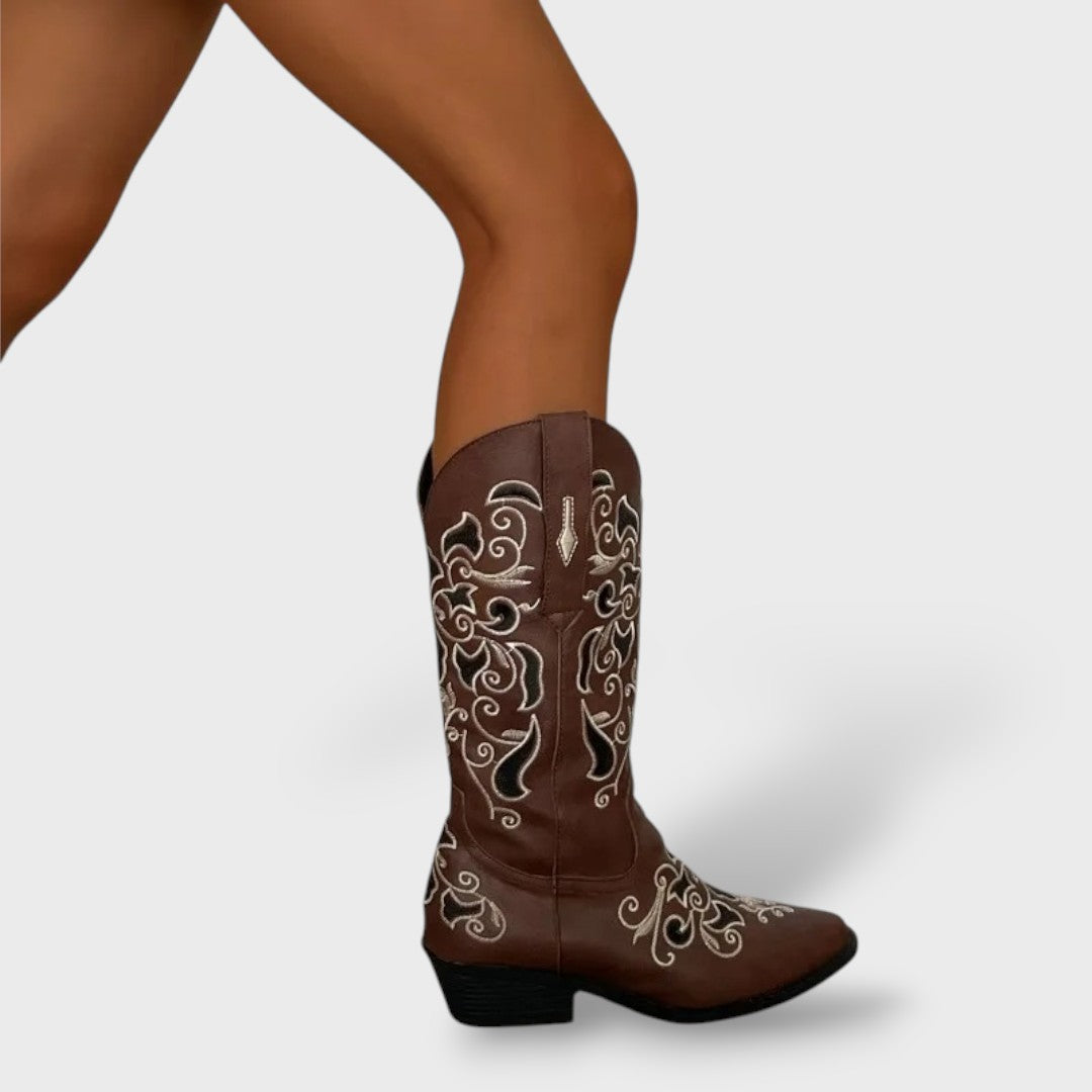Botas Cowboy Mujer Bordadas Punta Fina, botas de moda, primer plano | Moda Acosta