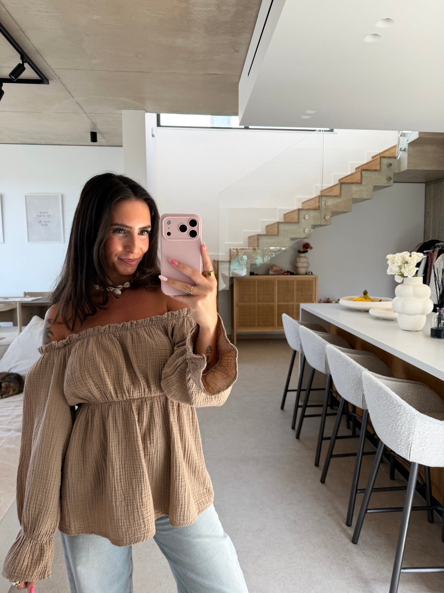 Off-Shoulder Musselin Bluse – Taupe