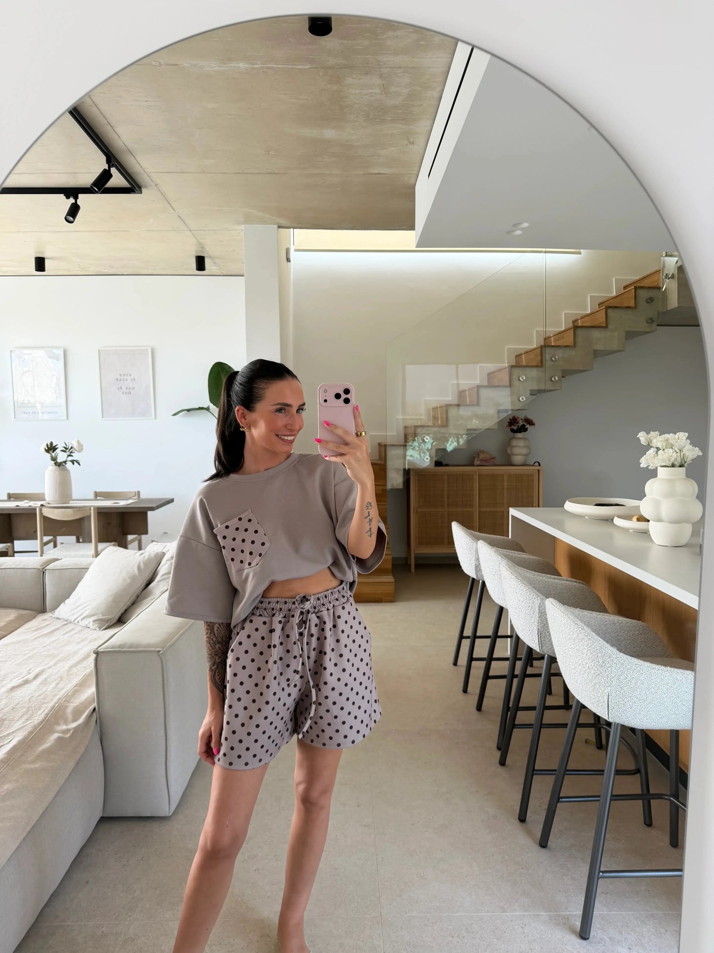 T-Shirt mit Punkten – Taupe
