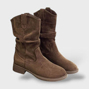 Botas de Media Caña de Antelina con Tacón Grueso Estilo Cowboy, Tacones, detalle de tela | Moda Acosta